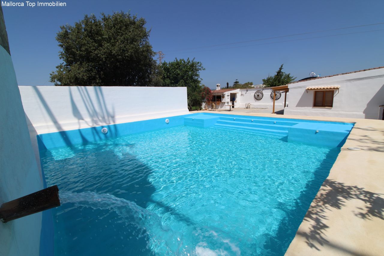Piscina refrescante con amplia terraza solárium – oasis perfecta para relajarse al aire libre