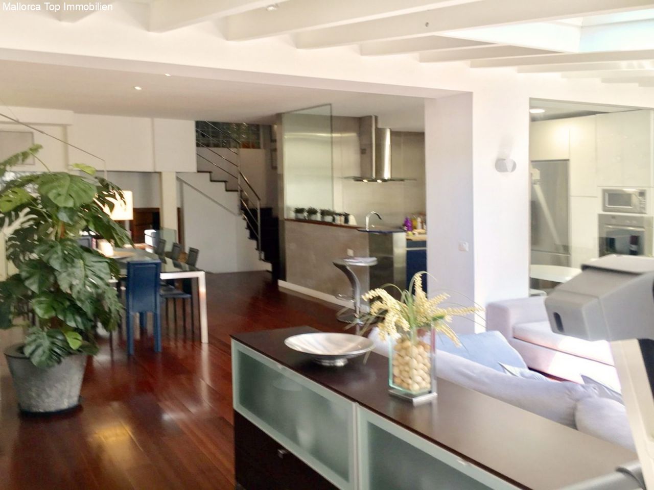 Arquitectura de vivienda abierta con transiciones fluidas entre la sala, el comedor y la cocina
