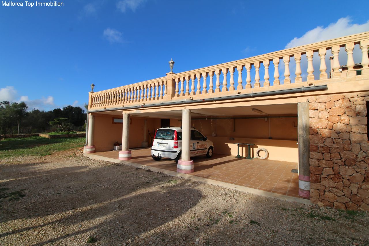 Carport con espacio para varios vehículos y acceso directo a la zona de estar Carport con espacio para varios vehículos y acceso directo a la zona de estar