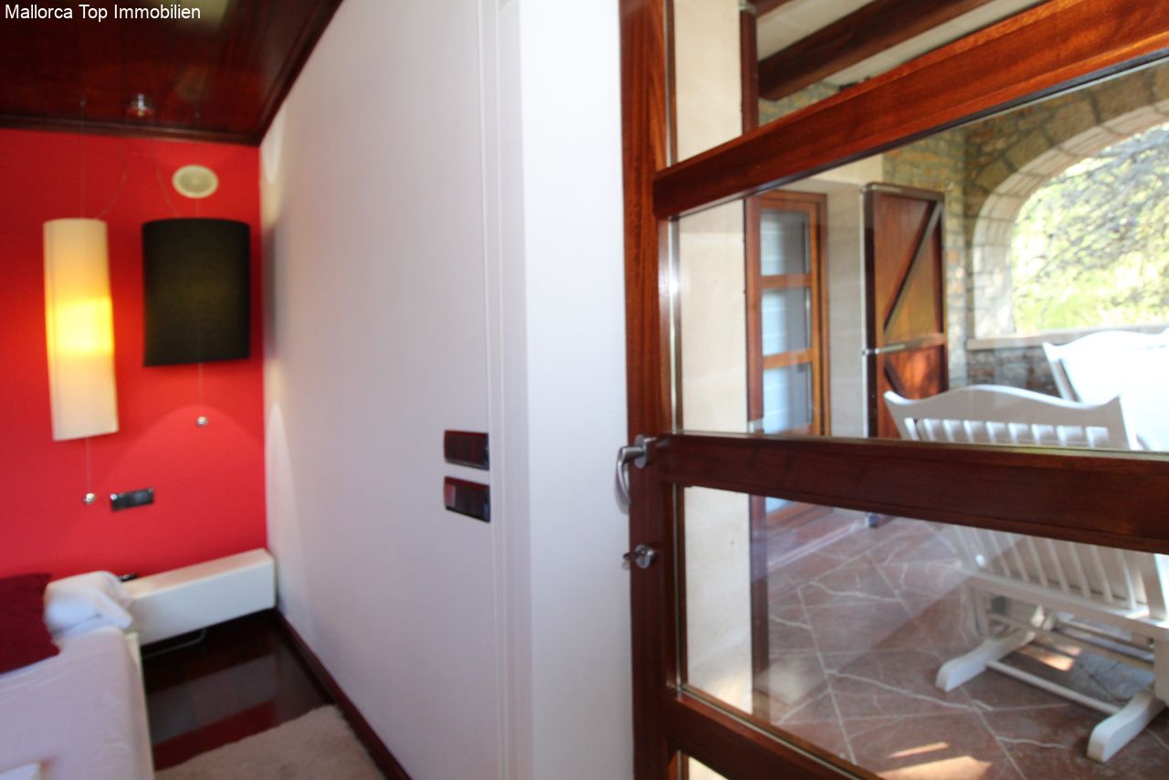 Elegante pasarela con moderna instalación eléctrica y puertas correderas de madera a ras de suelo Elegante pasarela con moderna instalación eléctrica y puertas correderas de madera a ras de suelo