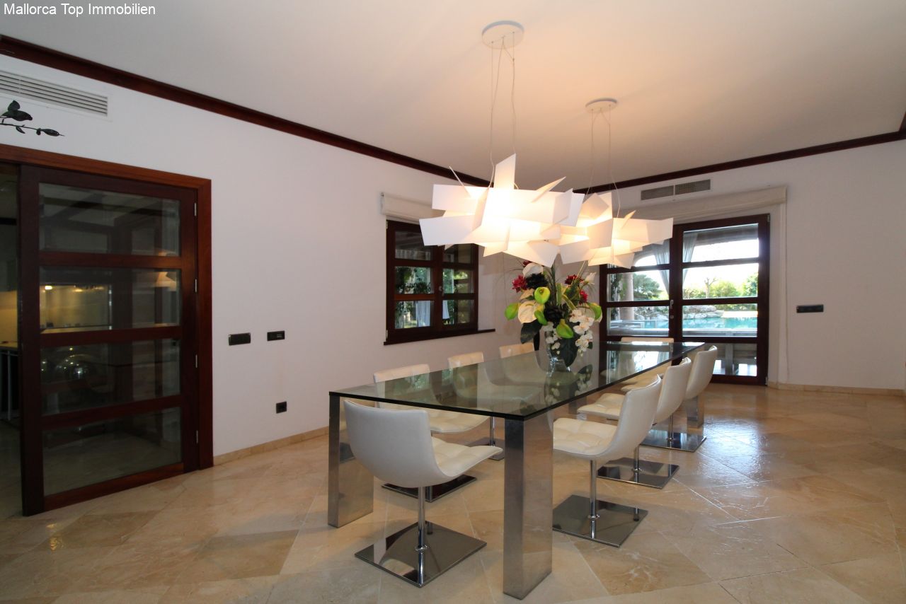 Elegante comedor con puertas correderas de madera de alta calidad y sistema de climatización integrado Elegante comedor con puertas correderas de madera de alta calidad y sistema de climatización integrado