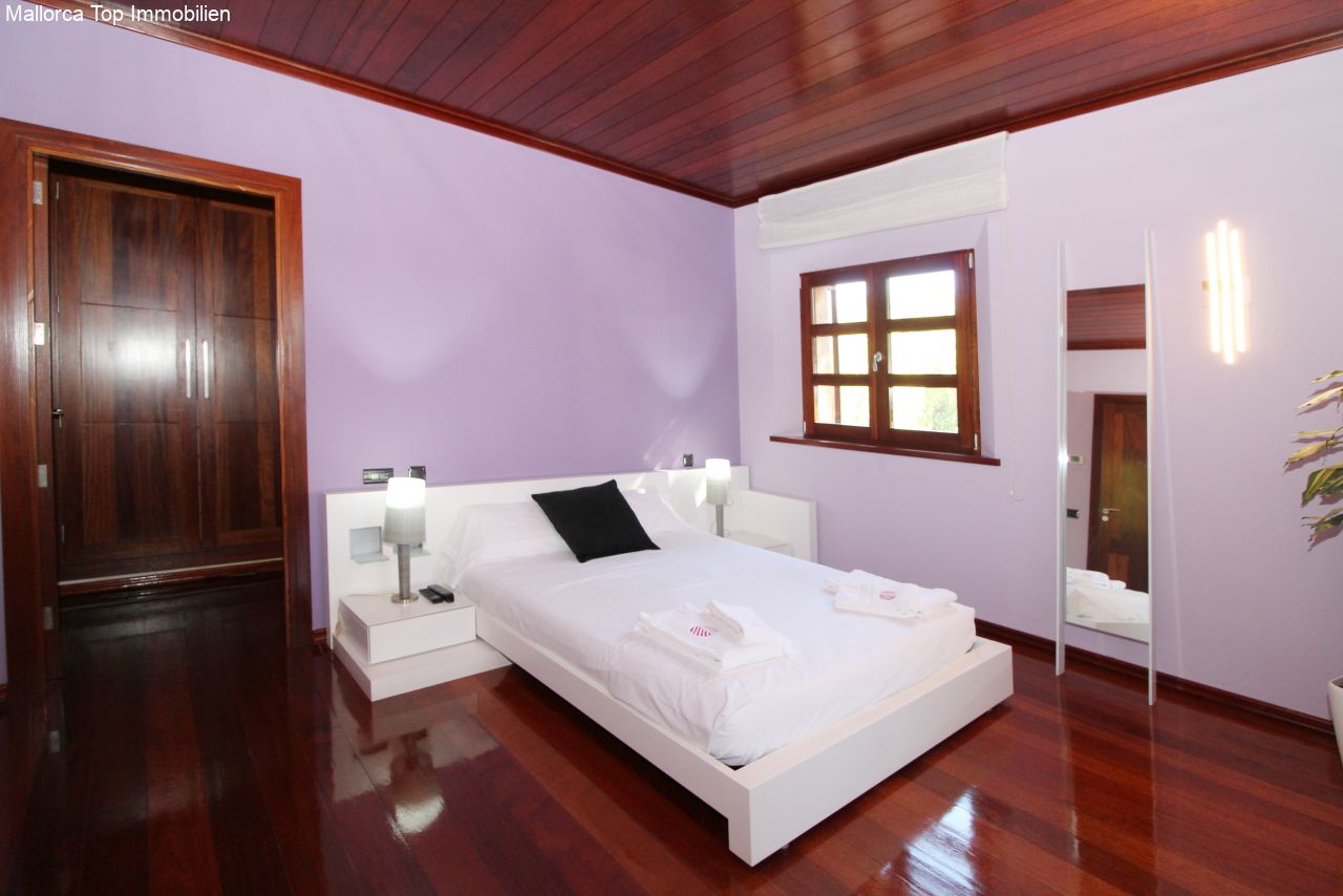 Habitación cómoda con puertas correderas de madera de alta calidad y vestidor integrado. Habitación cómoda con puertas correderas de madera de alta calidad y vestidor integrado.