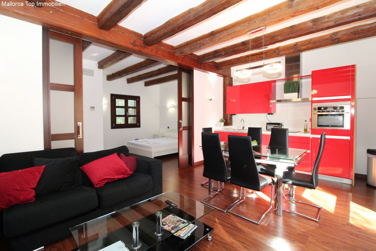 Concepto de vivienda abierto con vigas de techo con carácter y conexión fluida entre la sala, el comedor y la cocina Concepto de vivienda abierto con vigas de techo con carácter y conexión fluida entre la sala, el comedor y la cocina
