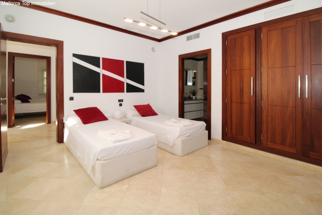 Amplia habitación doble con vestidor y acceso directo al baño Amplia habitación doble con vestidor y acceso directo al baño