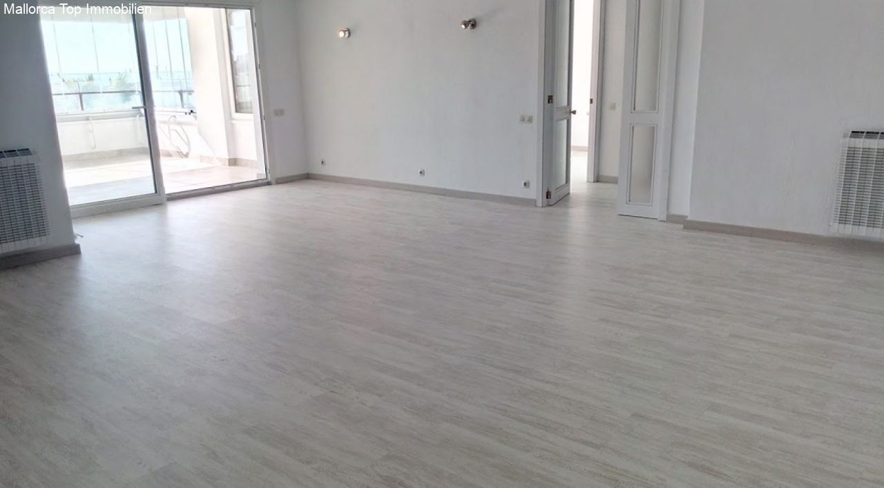 Salón luminoso con acceso directo a la terraza y flexibilidad óptima del espacio