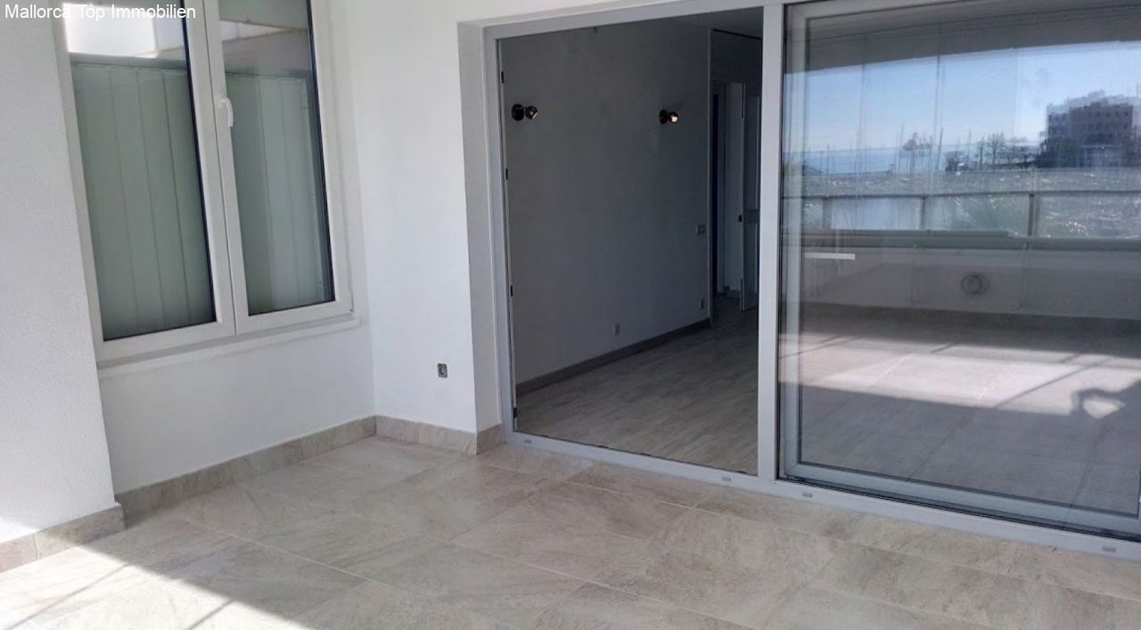 Zona de estar con acceso directo a la terraza y vista al puerto