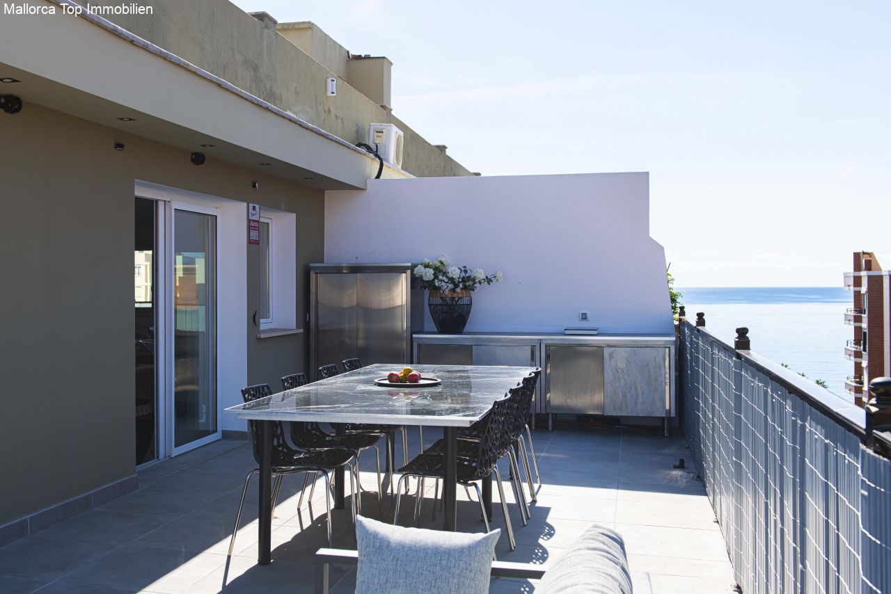 Terraza en la azotea con cocina exterior integrada y vistas al mar