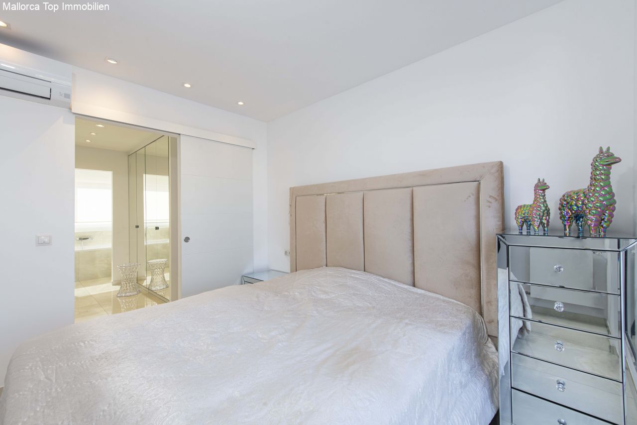 Dormitorio principal con vestidor y acceso directo al baño