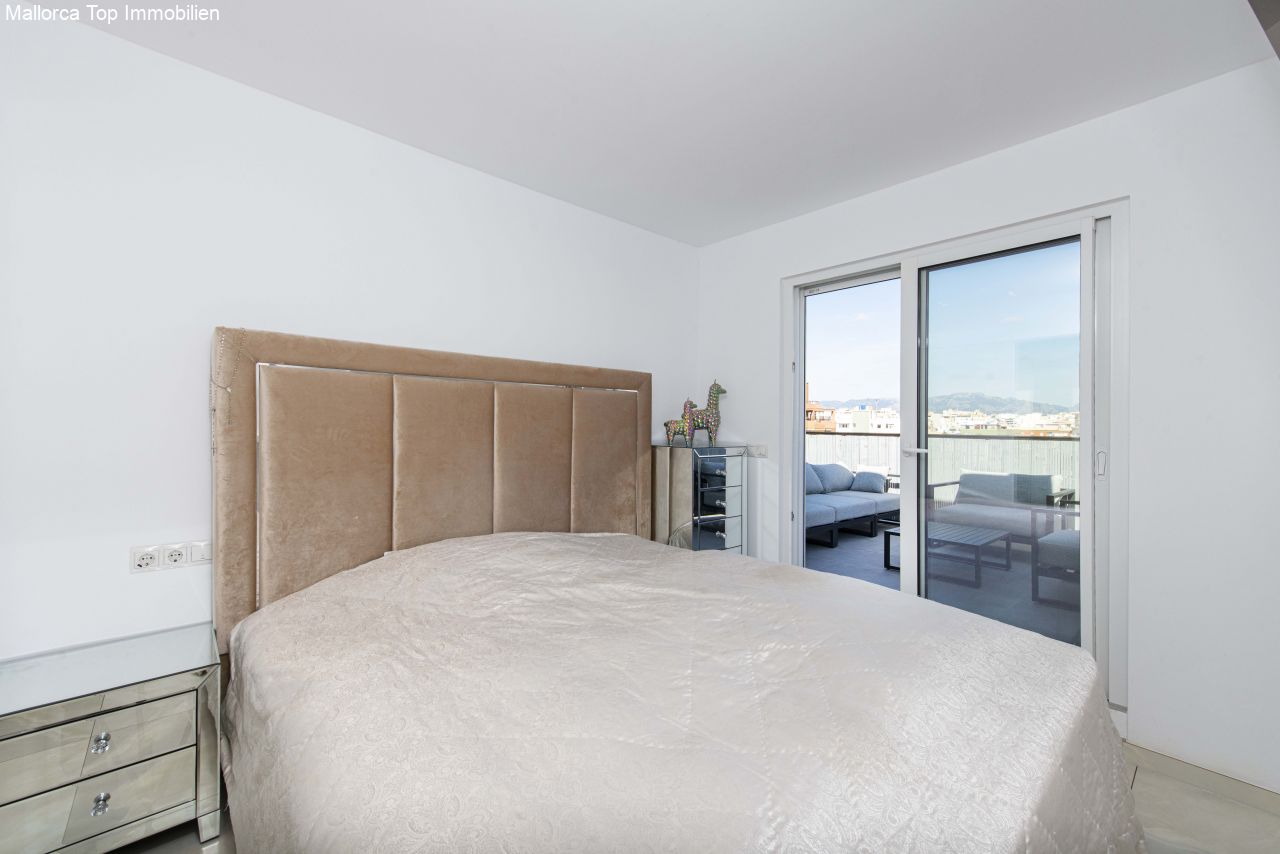 Dormitorio principal con salida directa a la terraza y acristalamiento panorámico con vistas al mar