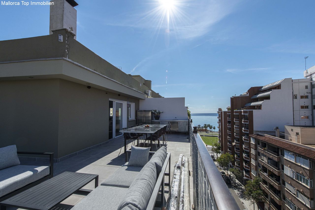 Terraza en la azotea con vistas al mar y zona exterior flexible para lounge y comedor