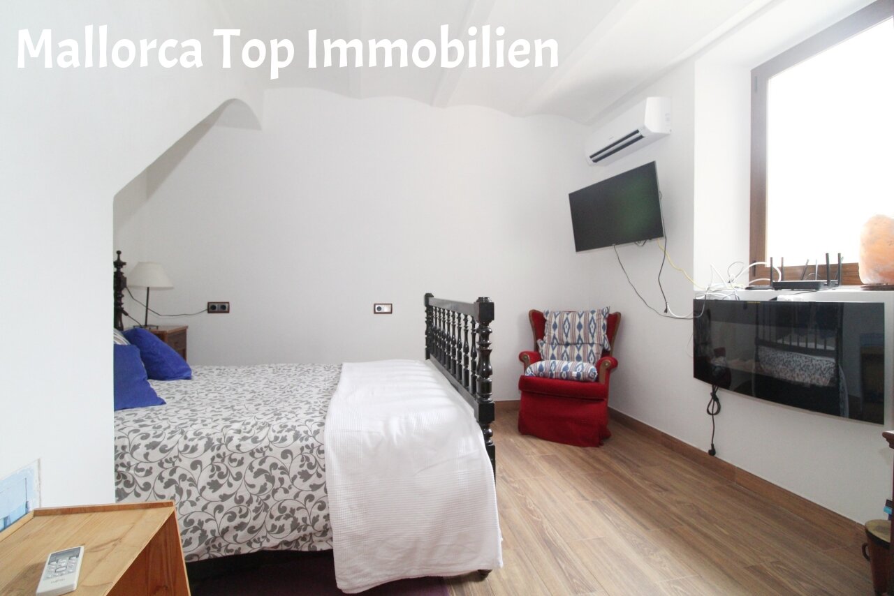 Habitación cómoda con techo inclinado y aire acondicionado integrado Habitación cómoda con techo inclinado y aire acondicionado integrado