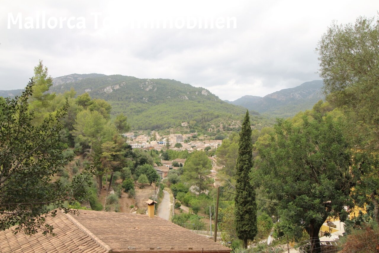 Vista panorámica del valle: vista inalterada del pueblo y la cadena montañosa Vista panorámica del valle: vista inalterada del pueblo y la cadena montañosa