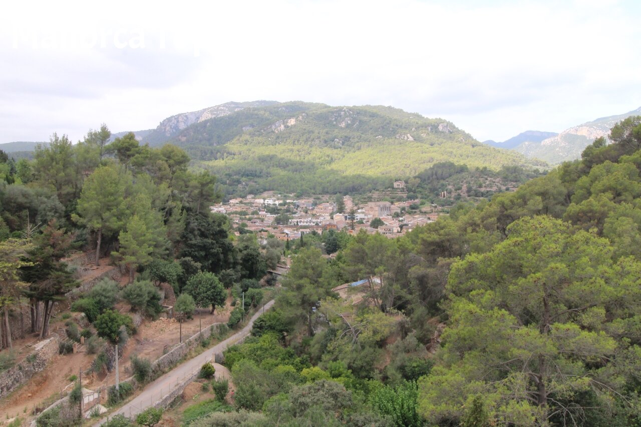 Vistas espectaculares del pueblo y el imponente paisaje montañoso Vistas espectaculares del pueblo y el imponente paisaje montañoso
