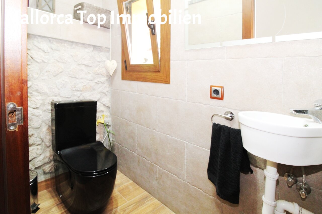 Baño moderno con accesorios sanitarios de alta calidad y revestimiento elegante de mármol Baño moderno con accesorios sanitarios de alta calidad y revestimiento elegante de mármol