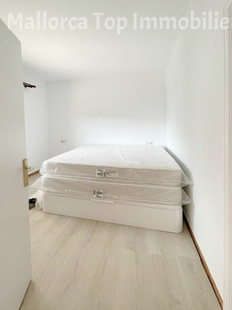 Dormitorio luminoso con distribución práctica y suelos de alta calidad Dormitorio luminoso con distribución práctica y suelos de alta calidad