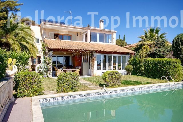 Casa de piscina elegante con amplios ventanales y terraza cubierta Casa de piscina elegante con amplios ventanales y terraza cubierta