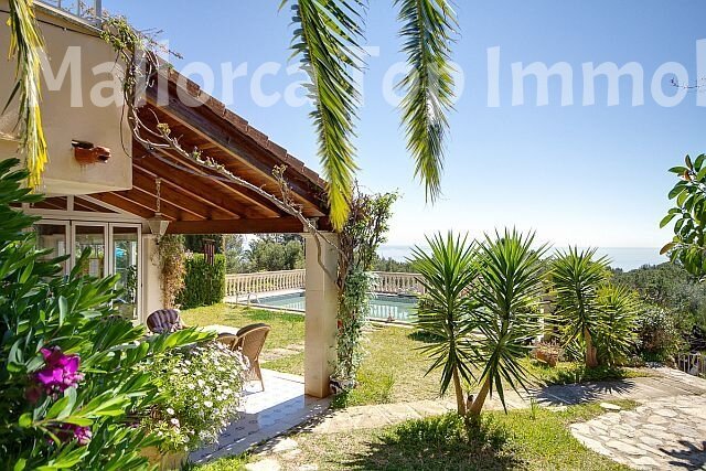 Cubierta de terraza con sistema de pérgola y acceso directo a la piscina Cubierta de terraza con sistema de pérgola y acceso directo a la piscina