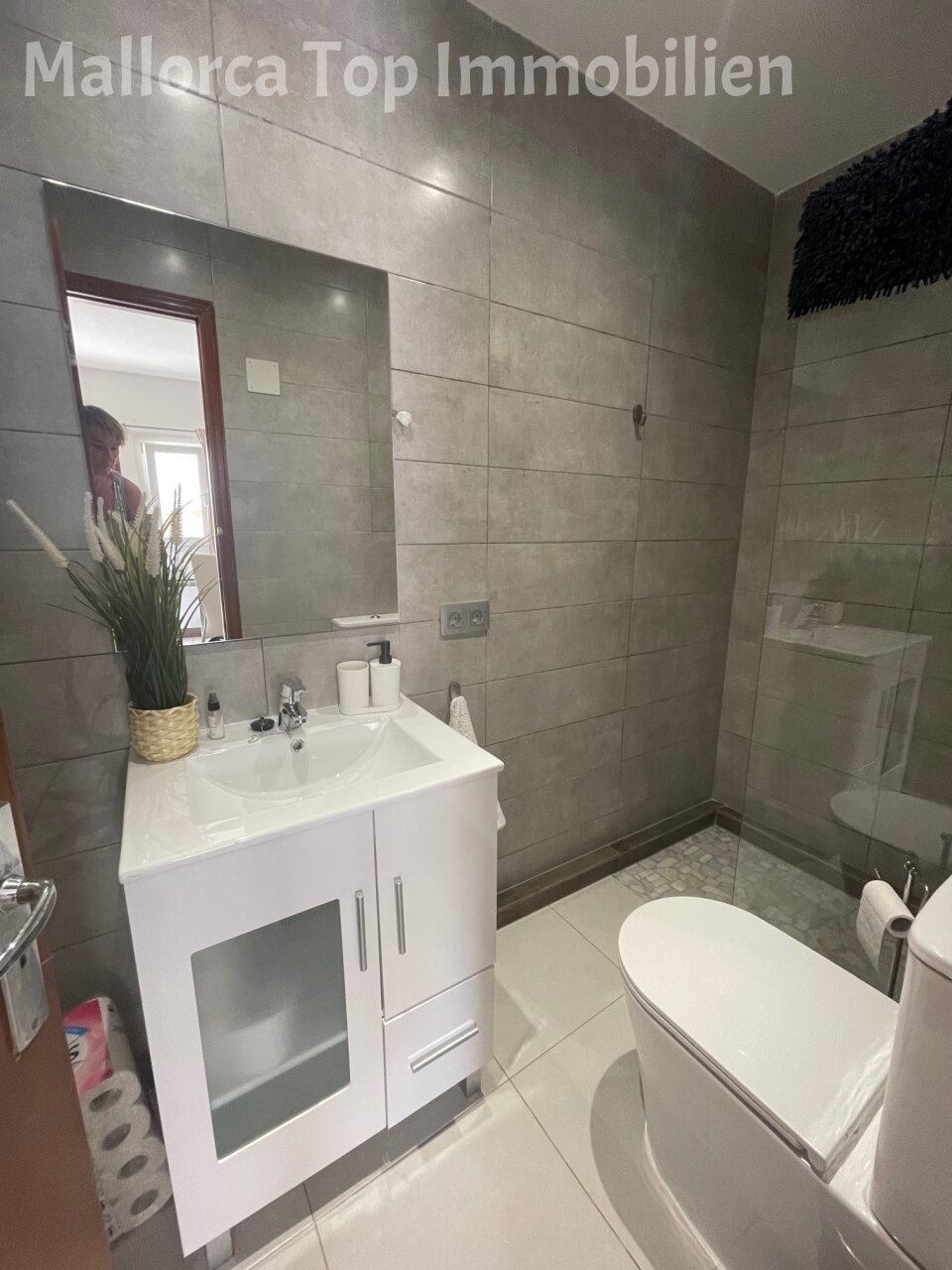 Baño moderno con ducha a nivel del suelo y zona de lavabo funcional. Baño moderno con ducha a nivel del suelo y zona de lavabo funcional.