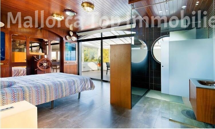 Dormitorio principal con vestidor y lujoso baño en suite