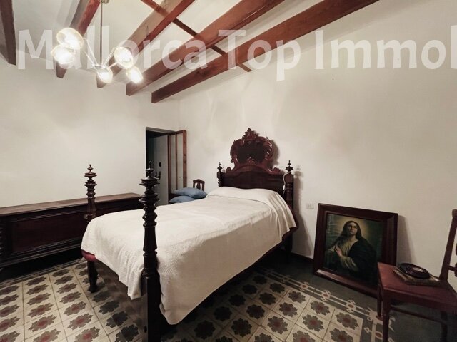 Dormitorio con vigas de madera con carácter y revestimiento de paredes de alta calidad Dormitorio con vigas de madera con carácter y revestimiento de paredes de alta calidad