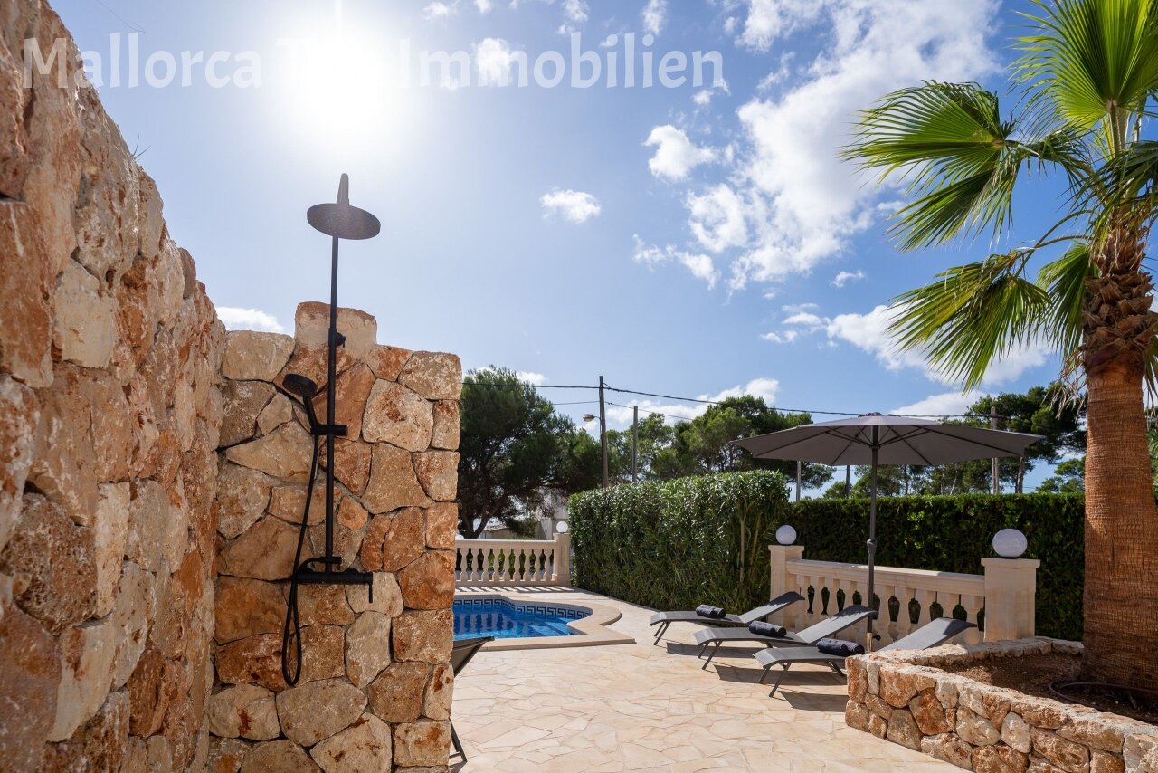 Área de piscina con una zonificación bien pensada y muros de piedra natural de alta calidad Área de piscina con una zonificación bien pensada y muros de piedra natural de alta calidad