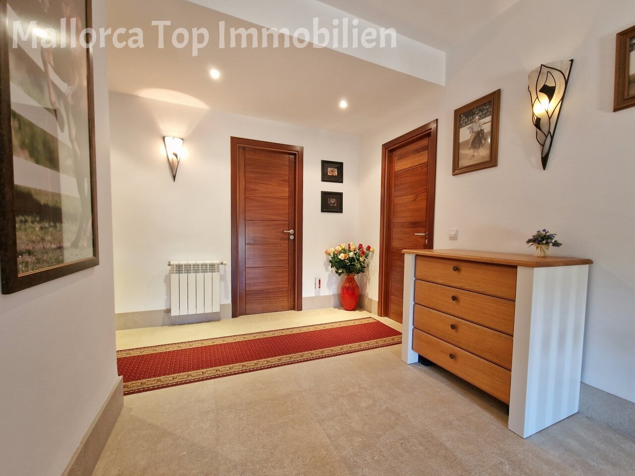Vestíbulo espacioso con puertas de madera elegantes – distribución funcional del espacio con un recorrido óptimo