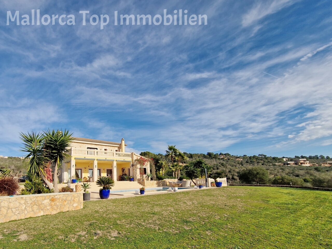 Villa mediterránea con amplio terreno – Arquitectura armoniosa en un paisaje idílico