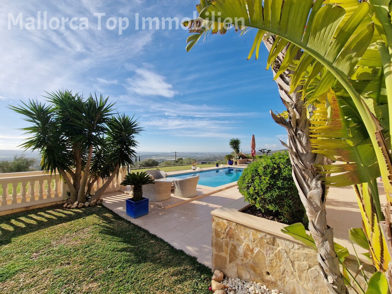 Zona de terrazas con piscina y panorama paisajístico – Conexión perfecta entre el espacio exterior y el entorno natural
