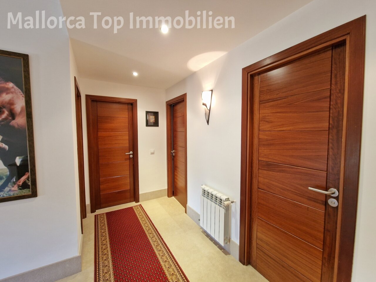 Elegante zona de pasillo con puertas de madera de alta calidad – distribución funcional del espacio con accesibilidad óptima