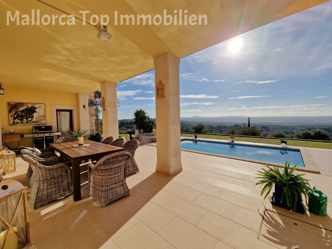 Cocina exterior cubierta con zona de barbacoa integrada – Conexión perfecta entre la sala de estar y el área de la piscina