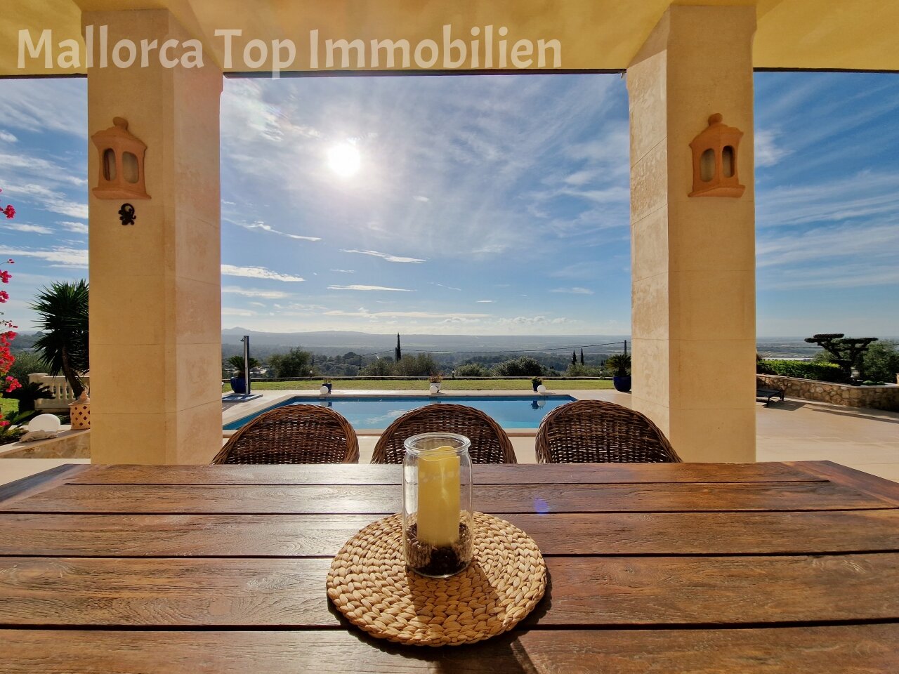 Veranda cubierta con vista a la piscina: una elegante arquitectura de columnas crea un espacio habitable aireado al aire libre