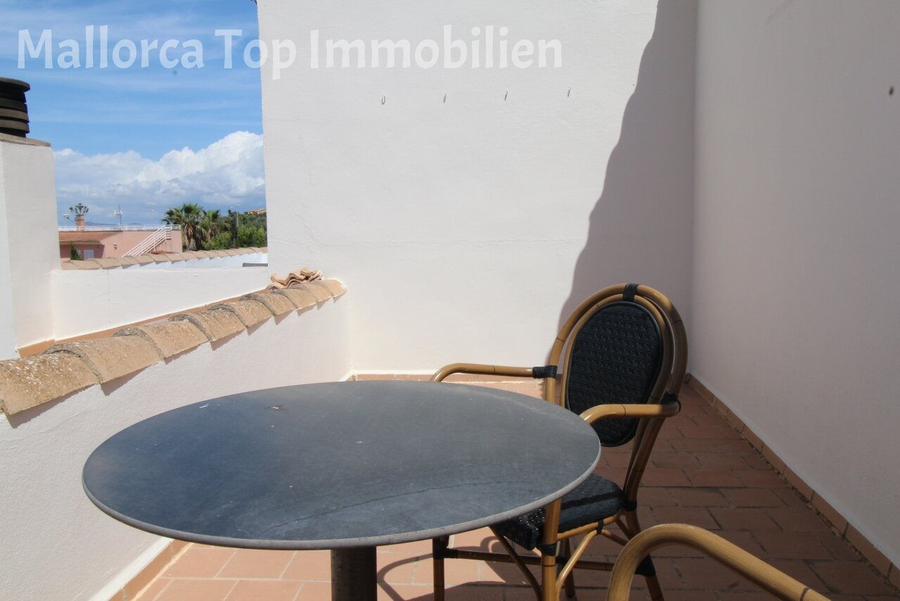 Nichos en la terraza con vistas al mar y zona de descanso protegida del viento