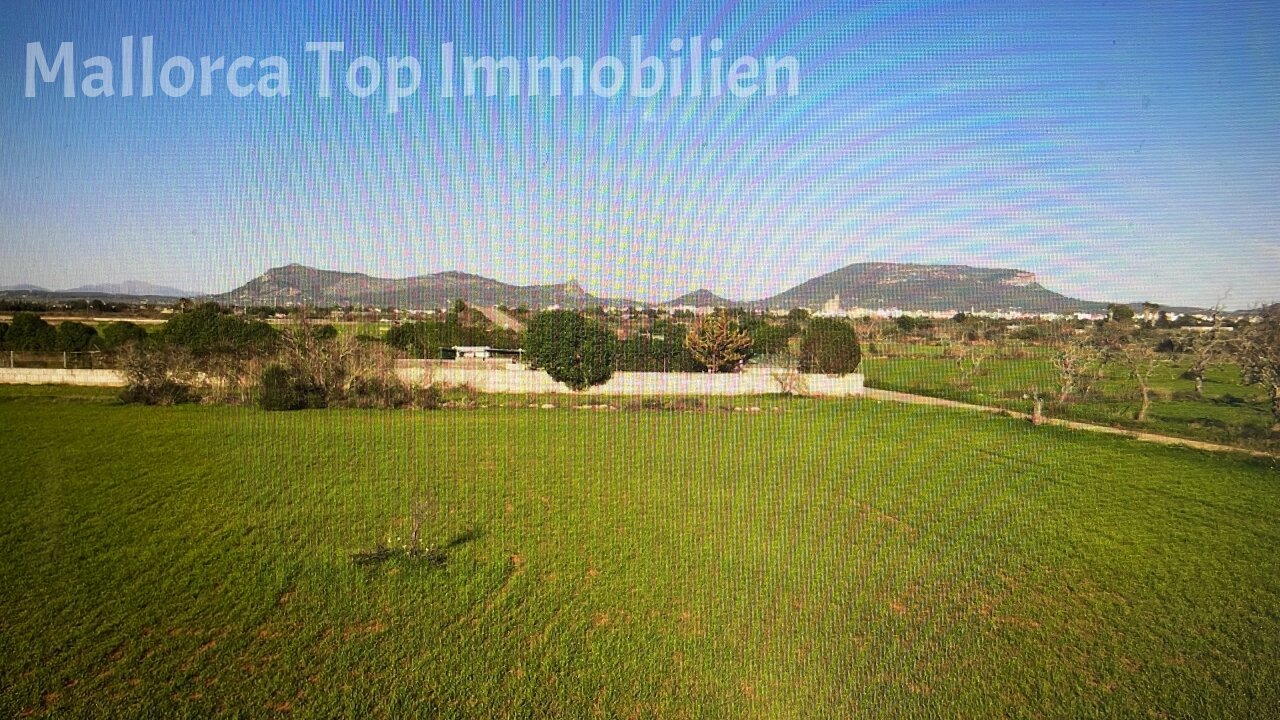 Vista panorámica de amplias zonas verdes con un pintoresco paisaje montañoso Vista panorámica de amplias zonas verdes con un pintoresco paisaje montañoso