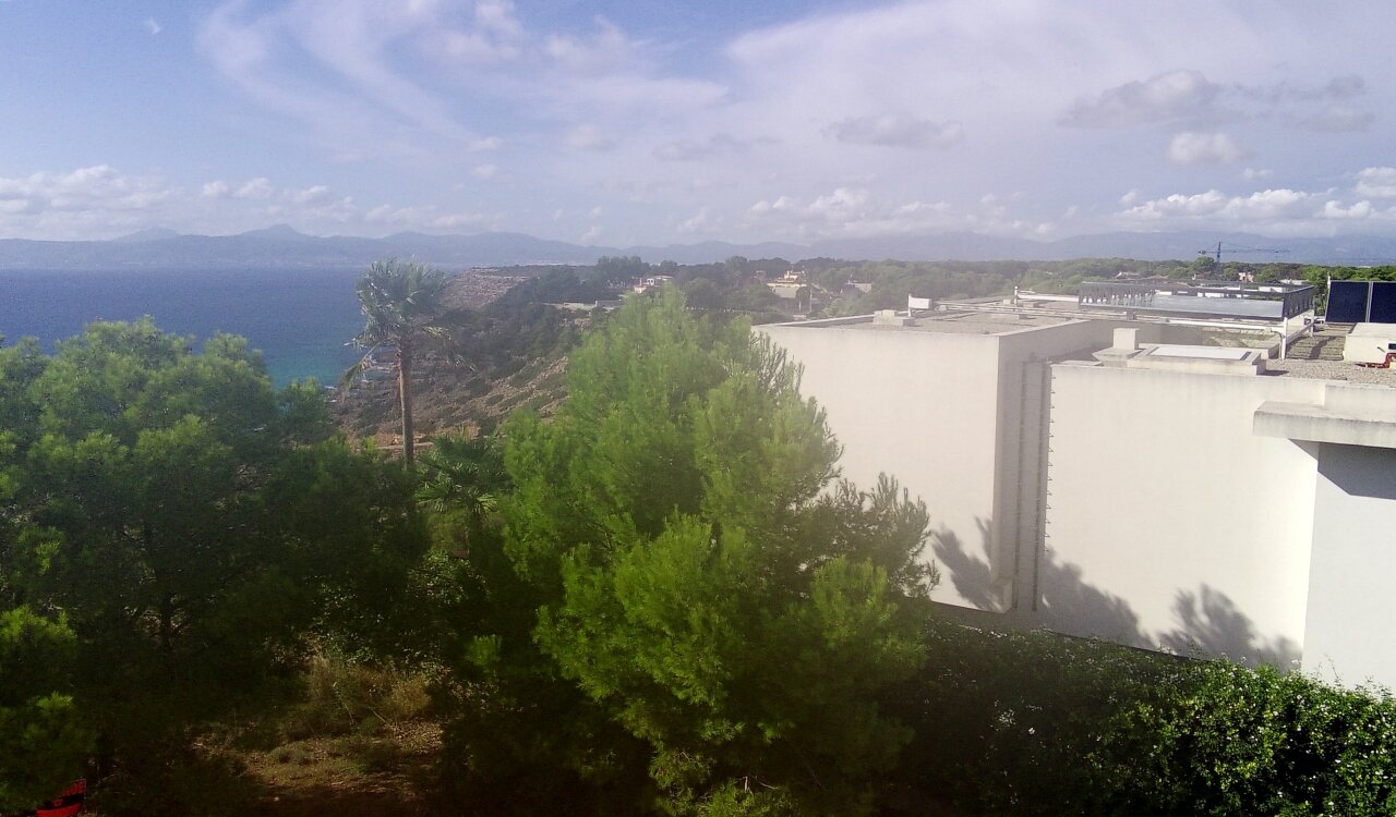 Terraza moderna con vistas al mar y vistas despejadas