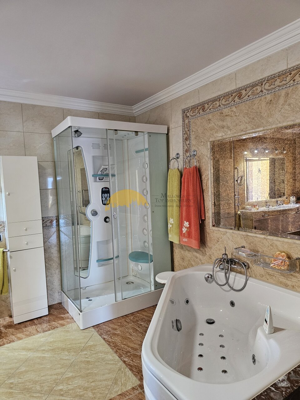 Oasis de bienestar con jacuzzi y ducha de vapor a medida: una atmósfera de spa en tu propio hogar Oasis de bienestar con jacuzzi y ducha de vapor a medida: una atmósfera de spa en tu propio hogar