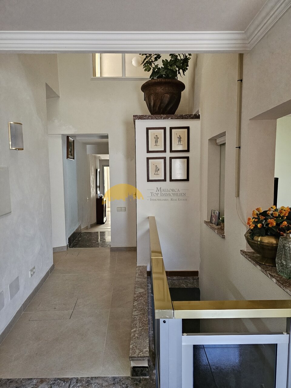 Elegante pasillo con distribución inteligente del espacio y superficies de alta calidad Elegante pasillo con distribución inteligente del espacio y superficies de alta calidad