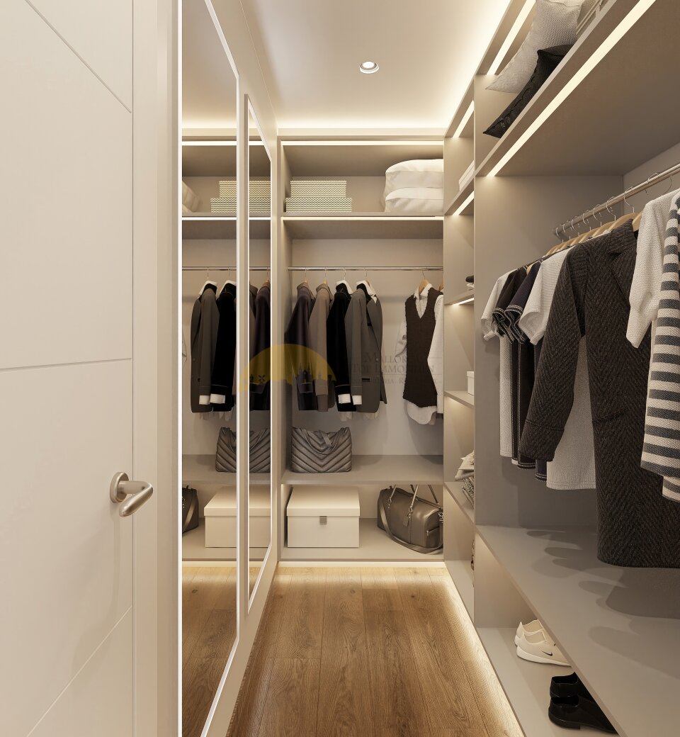 Vestidor accesible con puertas de cristal con espejos, iluminación LED de acento y organización óptima del espacio de almacenamiento Vestidor accesible con puertas de cristal con espejos, iluminación LED de acento y organización óptima del espacio de almacenamiento