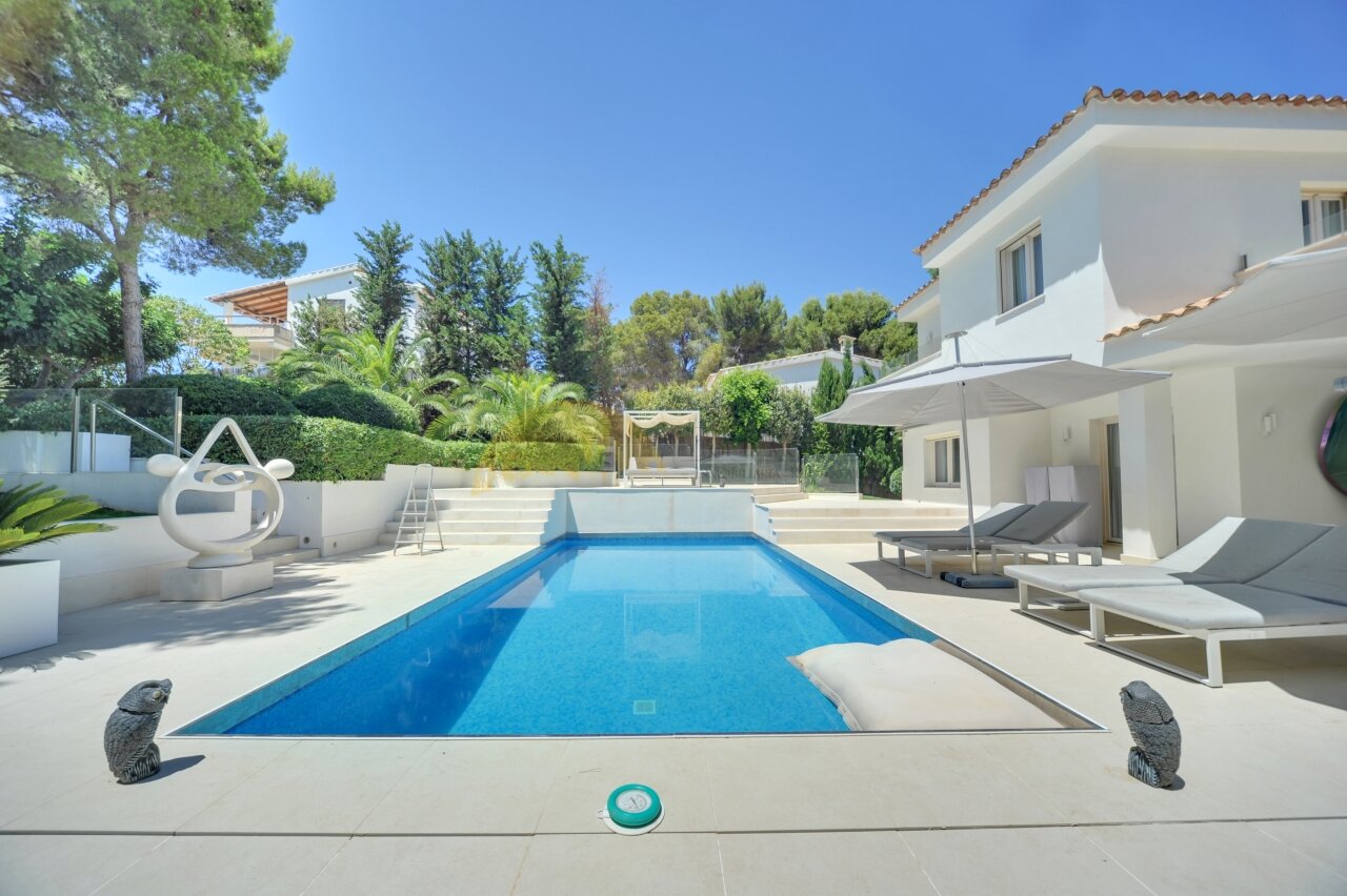 Área de piscina lujosa con terraza espaciosa y diseño exterior moderno Área de piscina lujosa con terraza espaciosa y diseño exterior moderno