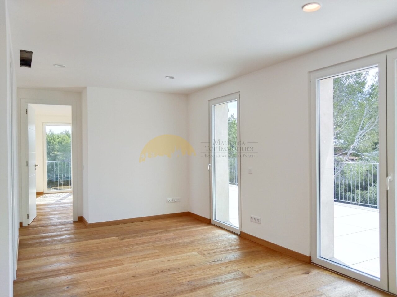 Sala de estar luminosa con grandes puertas correderas de vidrio y acceso a una terraza privada Sala de estar luminosa con grandes puertas correderas de vidrio y acceso a una terraza privada