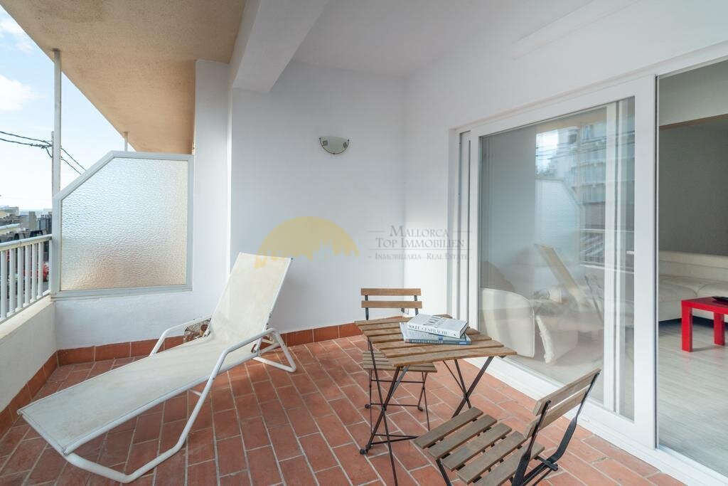 Terraza soleada con suelo de terracota y conexión directa con las habitaciones Terraza soleada con suelo de terracota y conexión directa con las habitaciones