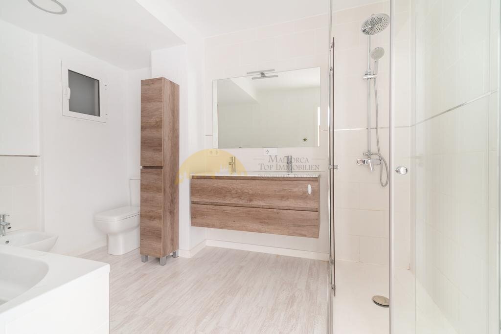 Baño moderno con ducha a nivel del suelo y amplias soluciones de almacenamiento Baño moderno con ducha a nivel del suelo y amplias soluciones de almacenamiento