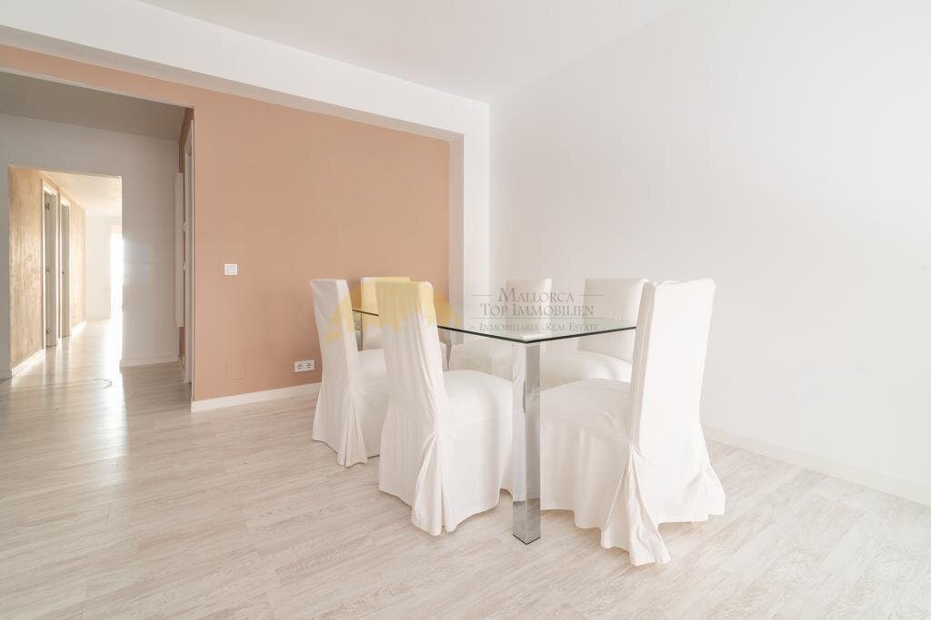 Elegante zona de comedor con conexión abierta a las áreas de estar y dormir. Elegante zona de comedor con conexión abierta a las áreas de estar y dormir.
