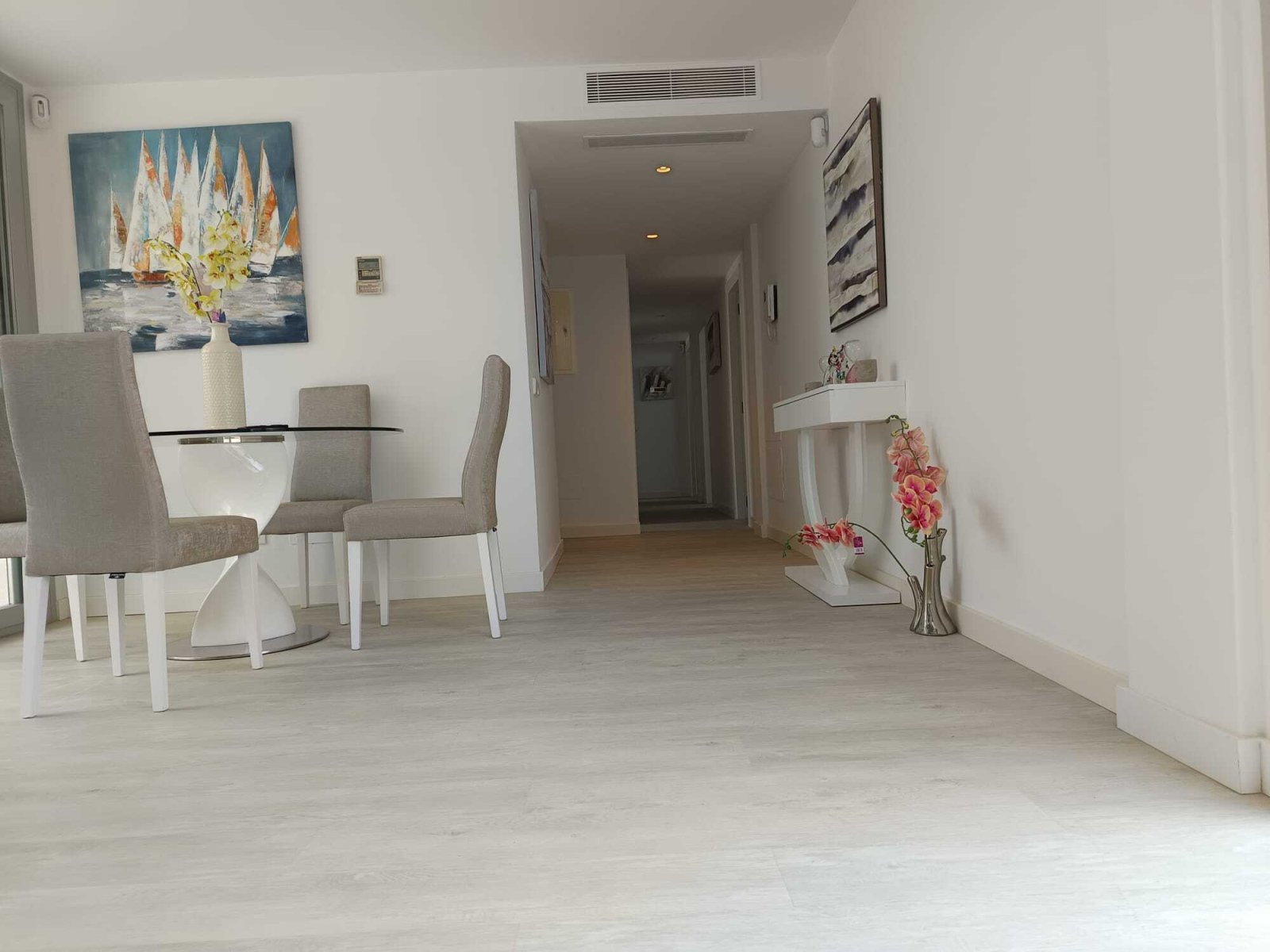 Salón abierto con conexión fluida entre espacios y aire acondicionado moderno Salón abierto con conexión fluida entre espacios y aire acondicionado moderno