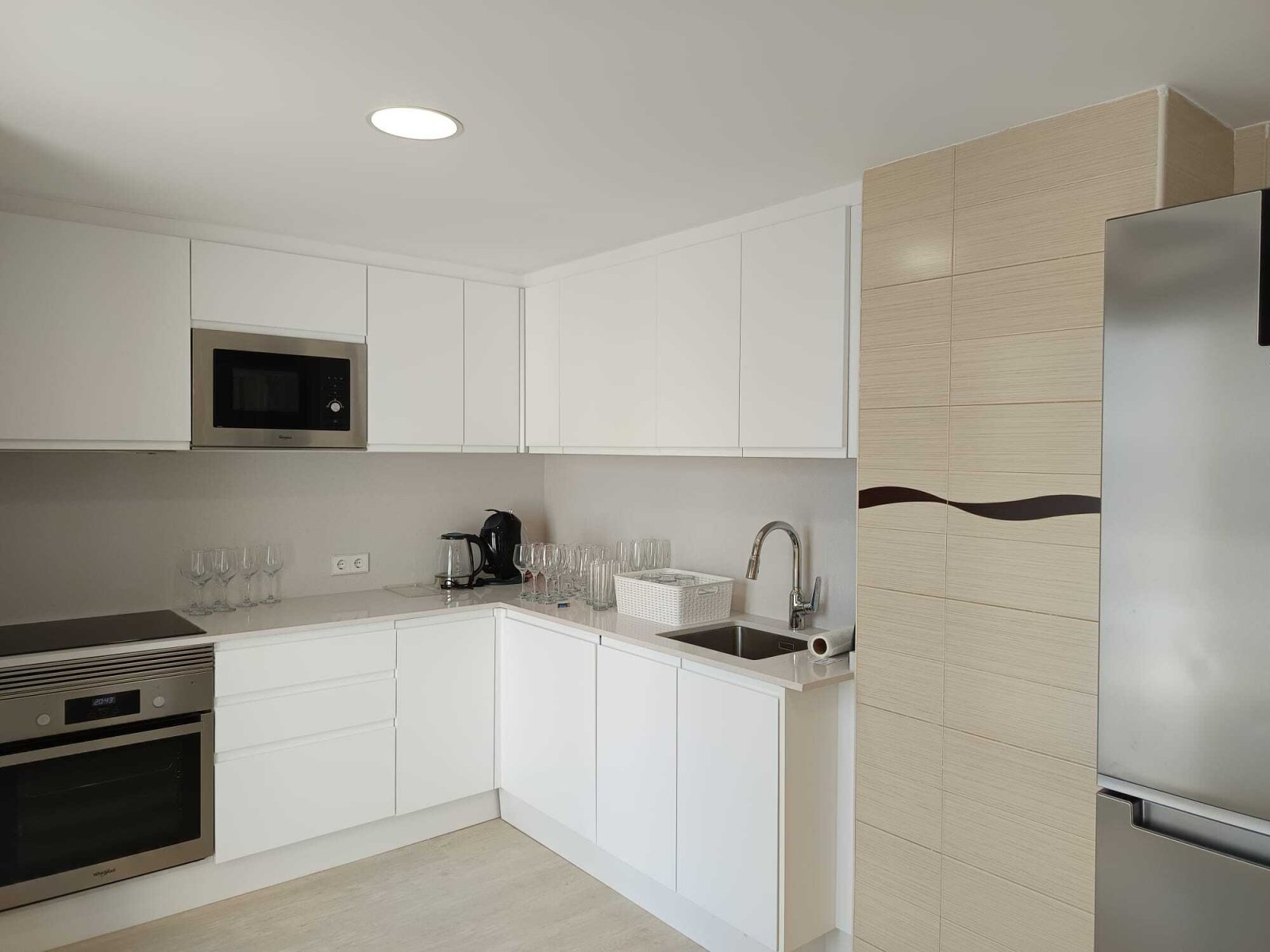 Cocina moderna con electrodomésticos de alta calidad y organización inteligente de las superficies de trabajo Cocina moderna con electrodomésticos de alta calidad y organización inteligente de las superficies de trabajo