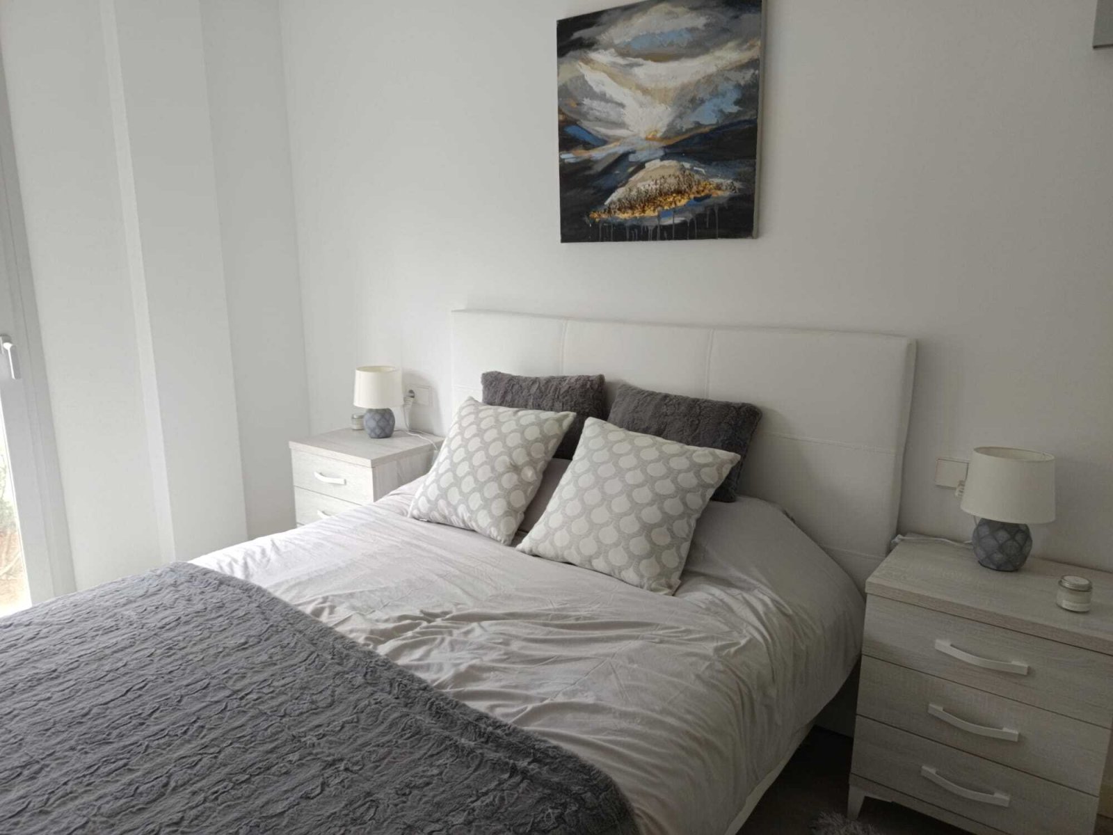 Habitación luminosa con cabecero de suelo y función de mesita de noche integrada Habitación luminosa con cabecero de suelo y función de mesita de noche integrada