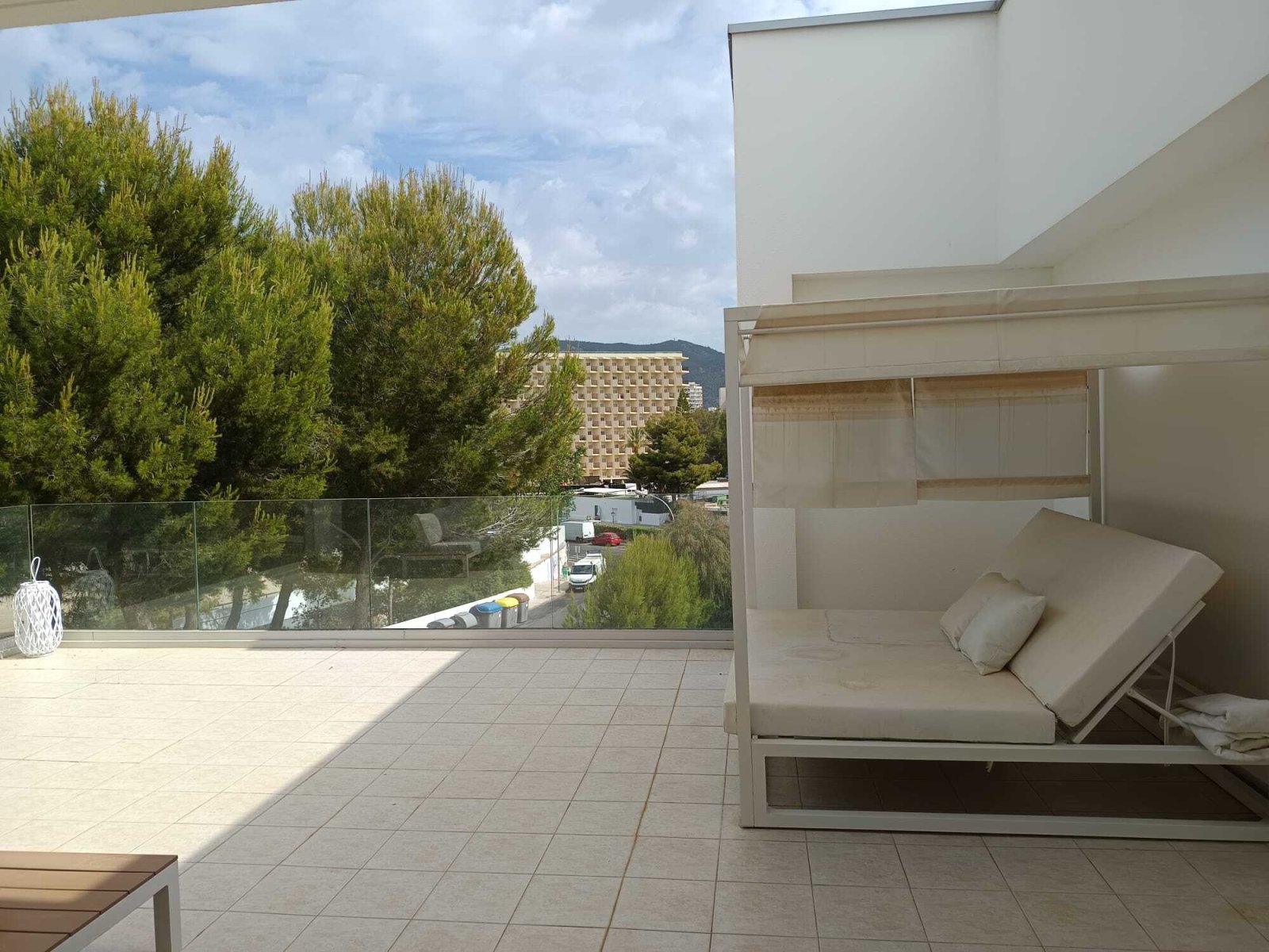 Área de terraza con ventanales de piso a techo y vistas abiertas a la montaña Área de terraza con ventanales de piso a techo y vistas abiertas a la montaña