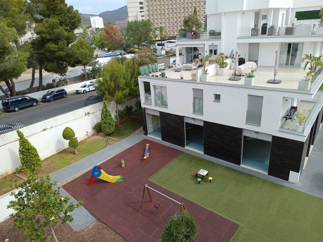 Zona exterior apta para niños con área de juegos segura y garaje subterráneo integrado Zona exterior apta para niños con área de juegos segura y garaje subterráneo integrado