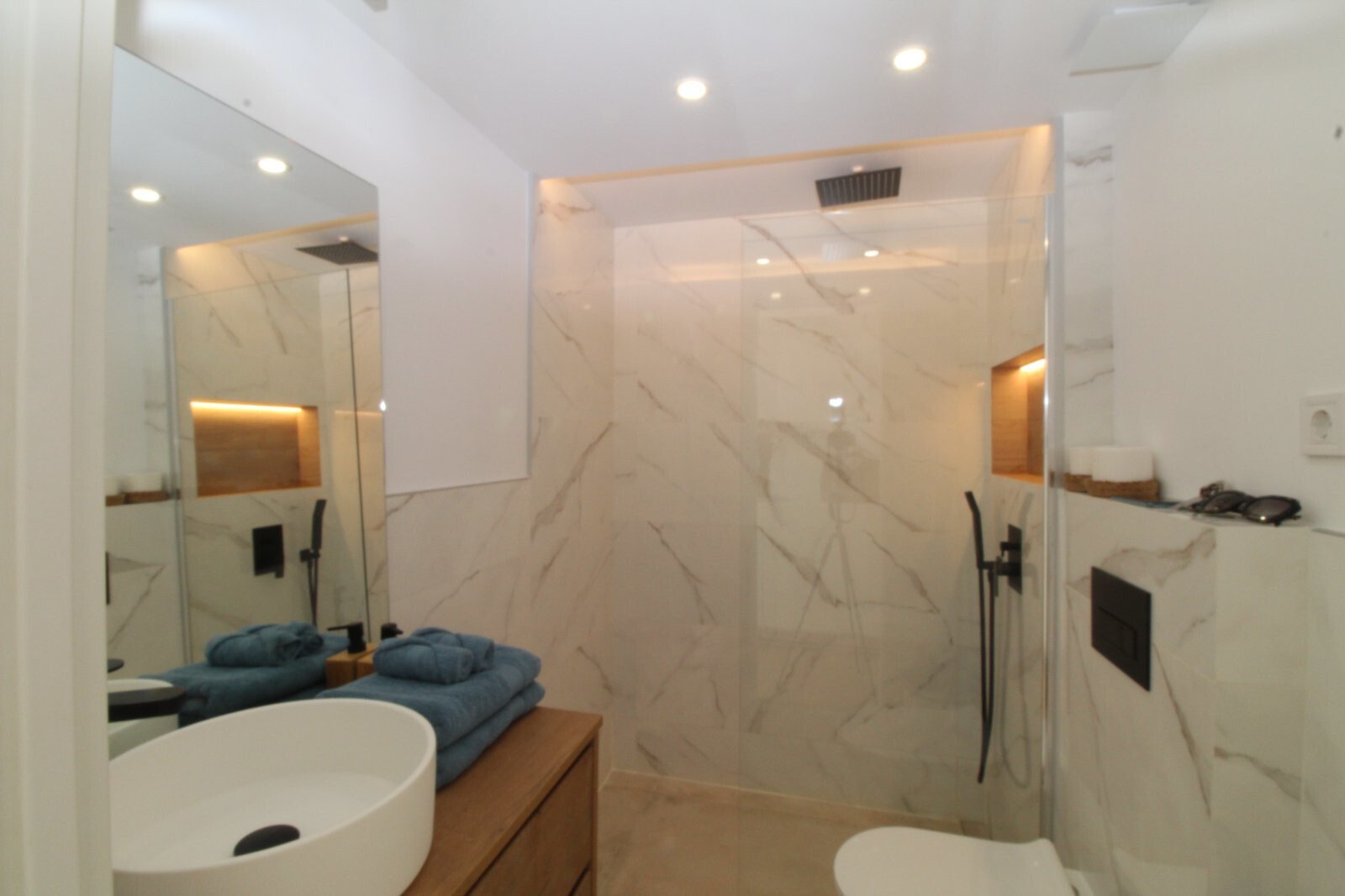 Baño de lujo con ducha a nivel del suelo y equipamiento de mármol de alta calidad – atmósfera de spa en tu propio hogar