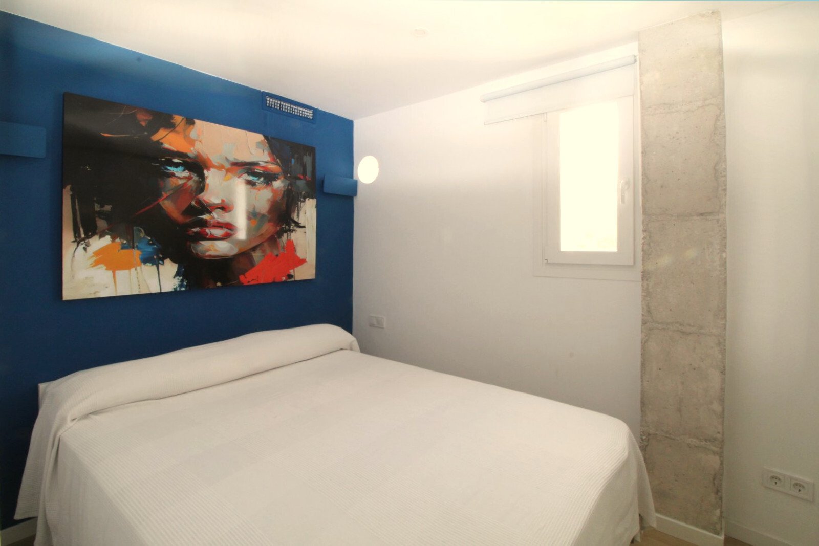 Habitación compacta con un diseño inteligente y equipamiento moderno