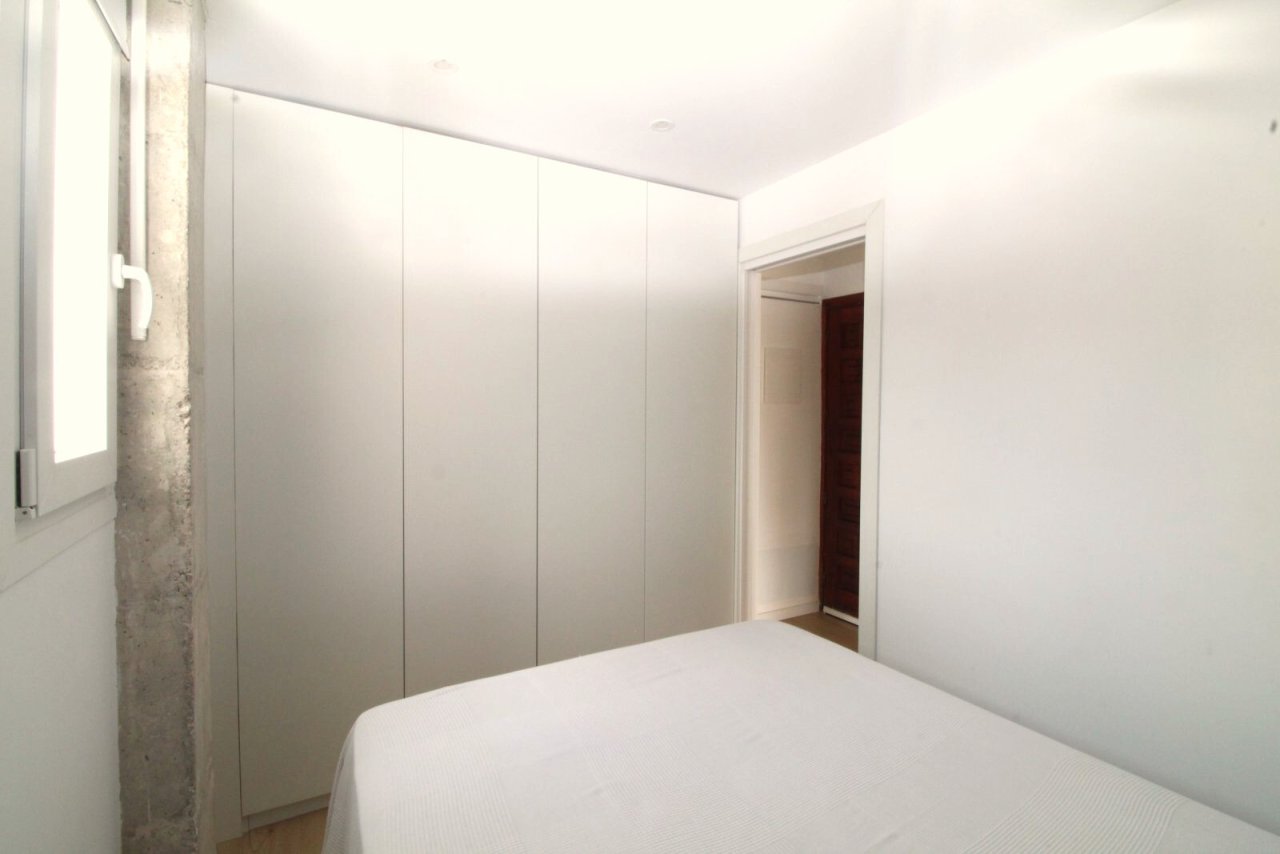 Dormitorio con armarios empotrados de pared y una integración óptima del espacio de almacenamiento